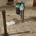 Centro storico, non si placa l'abbandono di rifiuti domestici nei cestini