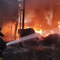 Fumo denso e fiamme alte a Giovinazzo: esteso incendio in tre capannoni
