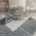 Quelle colonne emblema di Giovinazzo ridotte ad orinatoio canino