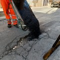 Rattoppi all'asfalto in diverse strade di Giovinazzo - LE FOTO