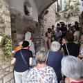 Chiusura mese della Madonna delle Grazie: preghiera comunitaria davanti ad un'edicola
