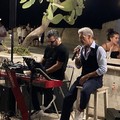La voce di Savio Vurchio incanta in una notte sul mare a Giovinazzo