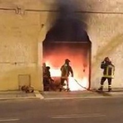 Scoppia l'incendio in un locale, distrutta un'auto