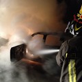 Un'altra mezzanotte di fuoco, incendiata una Opel Agila