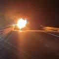 Un'auto prende fuoco in marcia, un'altra si ribalta: attimi di paura sulla 16 bis