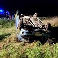 Auto  "decolla " sulla rotatoria, poi atterra e s'incendia. Salvi 4 ragazzi