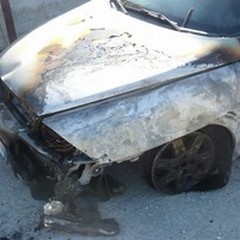 Auto in fiamme, pronto intervento dei Vigili del Fuoco