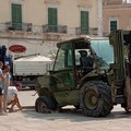 Muletto militare sprofonda in un canale di piazza Vittorio Emanuele II