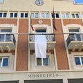 Un lenzuolo bianco da Palazzo di Città. Giovinazzo urla forte  "No alla Mafia "