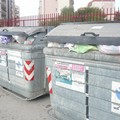 Cassonetti stracolmi: sui rifiuti è caos