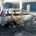 Tornano gli incendi: a fuoco una Peugeot 206