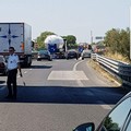 Camion perde il carico, si viaggia ad una sola corsia sulla 16 bis