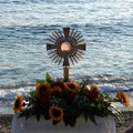 Si prega in riva al mare “A volto scoperto”