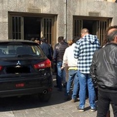 In Tribunale con una bottiglia d'alcool, bloccato