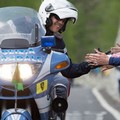 Il Giro d'Italia arriva a Giovinazzo: premiati 2 agenti della Polizia Stradale