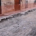 Via Madonna degli Angeli, aperto il cantiere per sistemare il basolato (VIDEO)