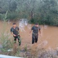 Complanare sott'acqua. Campagne sommerse, un'auto intrappolata