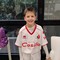 Autografi dai calciatori del Bari nonostante la sconfitta. Il bimbo di Giovinazzo commuove gli sportivi
