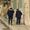 Carabiniere aiuta un anziano a rientrare a casa, la foto diventa virale