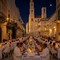 Giovinazzo en blanc, piazza Duomo si prepara alla cena sotto le stelle