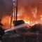 Fumo denso e fiamme alte a Giovinazzo: esteso incendio in tre capannoni