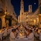 Giovinazzo en blanc, piazza Duomo si prepara alla cena sotto le stelle