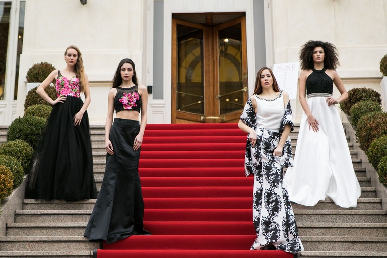Le modelle sulla scalinata del Casinò di Sanremo