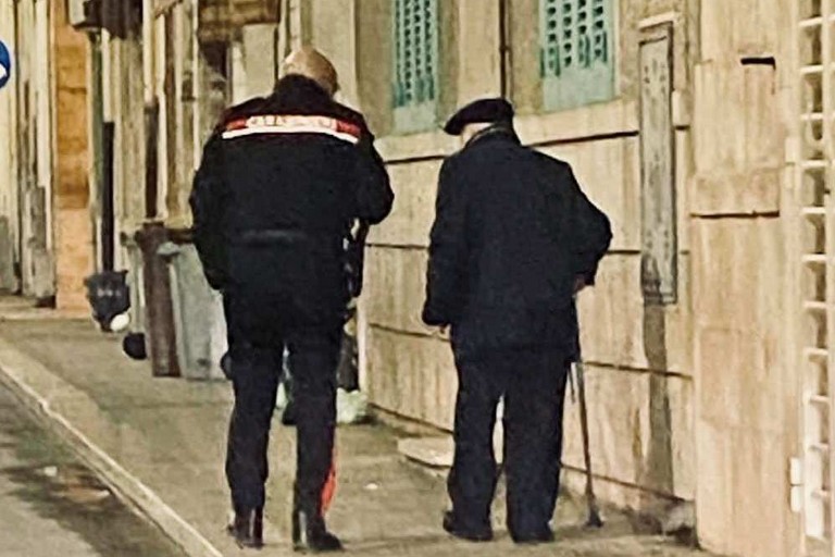 Un carabiniere aiuta anziano a rientrare a casa