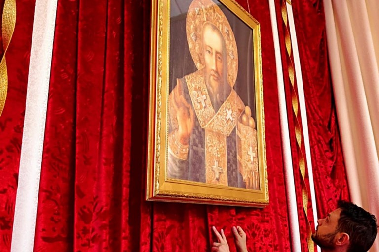 Saverio Amorisco allestisce il tempietto per San Nicola