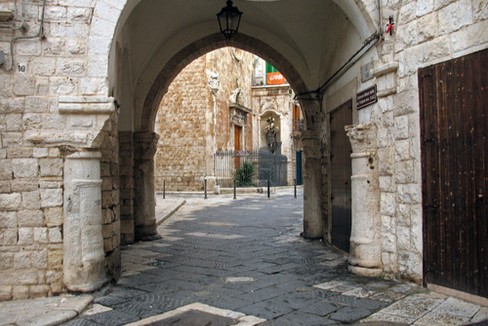 L'arco traiano porta d'ingresso del centro storico