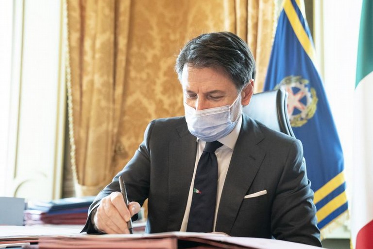 Giuseppe Conte firma il DPCM