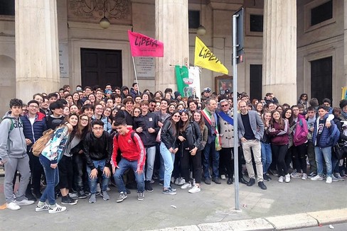 Gli studenti con le istituzioni davanti al Comune di Bari