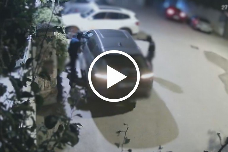 Ladri in fuga dopo il tentato furto d’auto, il video