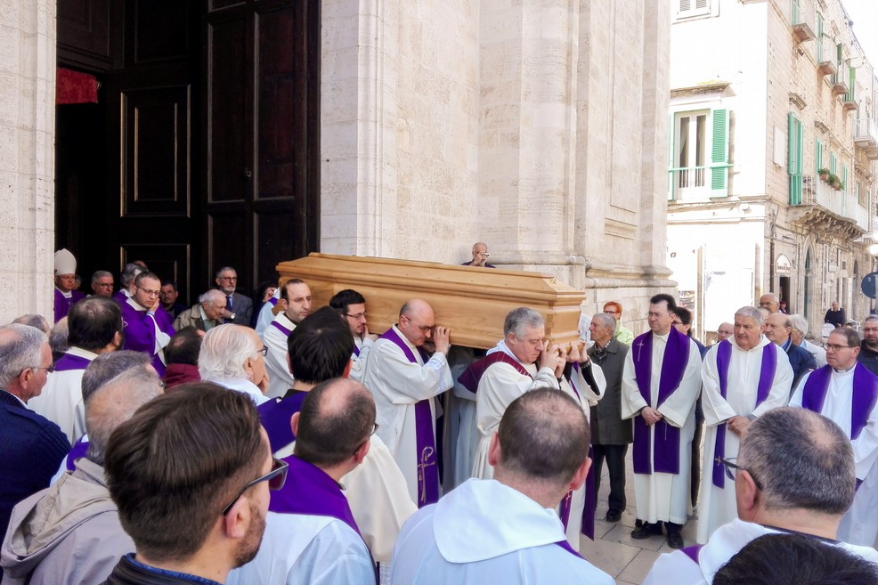 Il feretro all'uscita dalla Cattedrale di Molfetta. <span>Foto Isabel Romano</span>