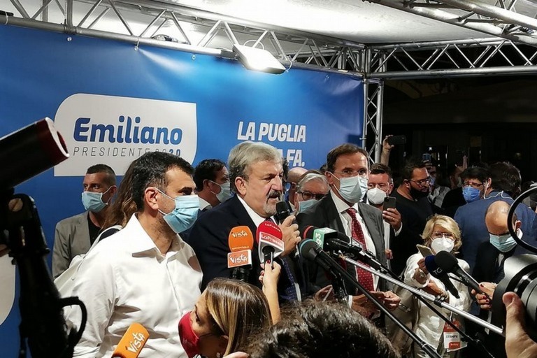 Michele Emiliano festeggia