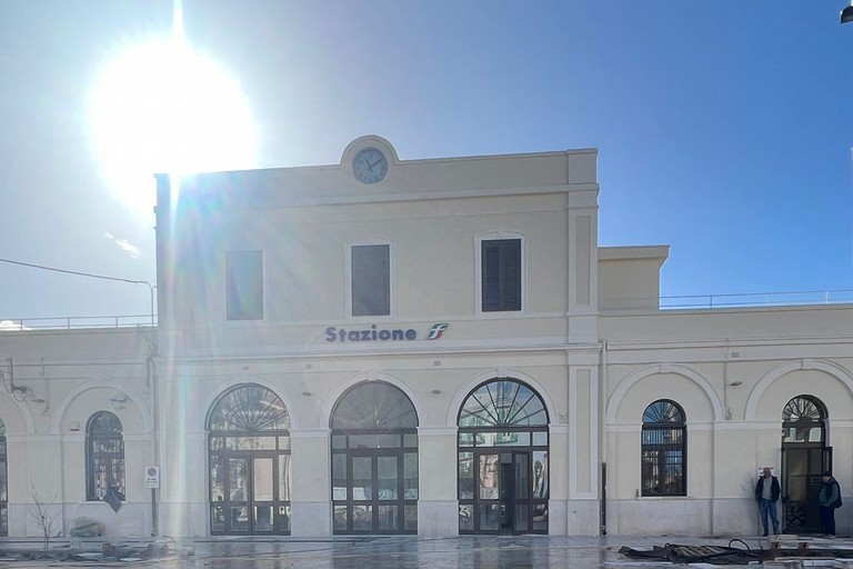 Stazione di Giovinazzo - facciata. <span>Foto FS Italiane </span>