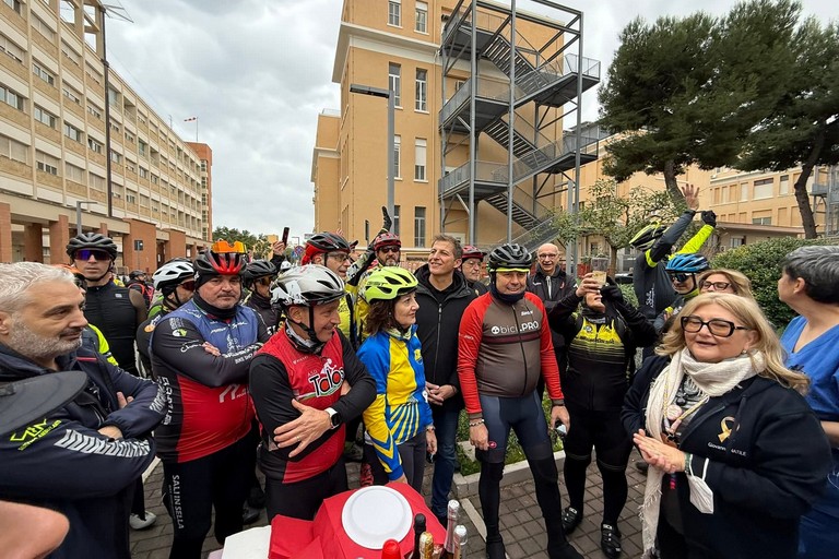 Federciclismo ed associazioni al Policlinico di Bari. <span>Foto Federciclismo </span>