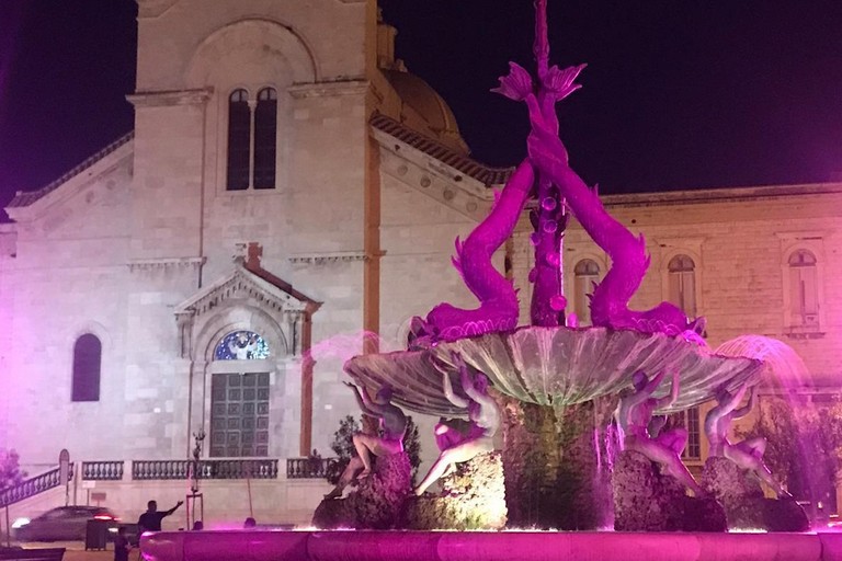 La Fontana dei Tritoni si tinge di rosa. <span>Foto Comune di Giovinazzo</span>