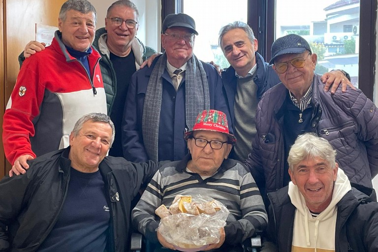 Le vecchie glorie dell'US Giovinazzo con Giuseppe 