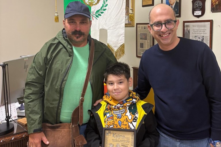 Giuseppe Carbonara col papà ed il sindaco Sollecito. <span>Foto Comune di Giovinazzo </span>