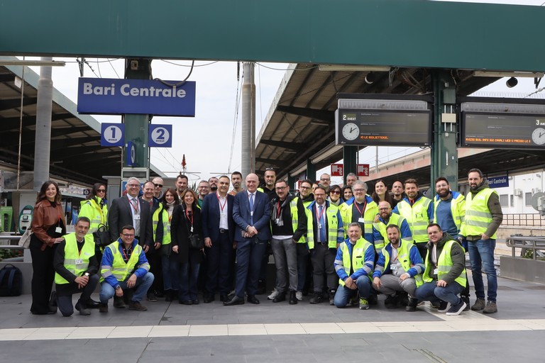 Tecnici Rete Ferroviaria Italiana a Bari Centrale. <span>Foto Trenitalia </span>