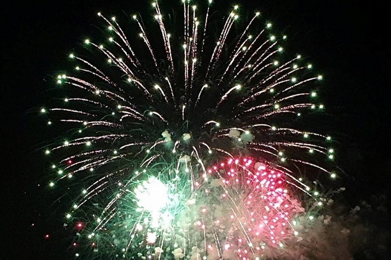 I fuochi d'artificio a Ponente. <span>Foto Giuseppe Serrone</span>