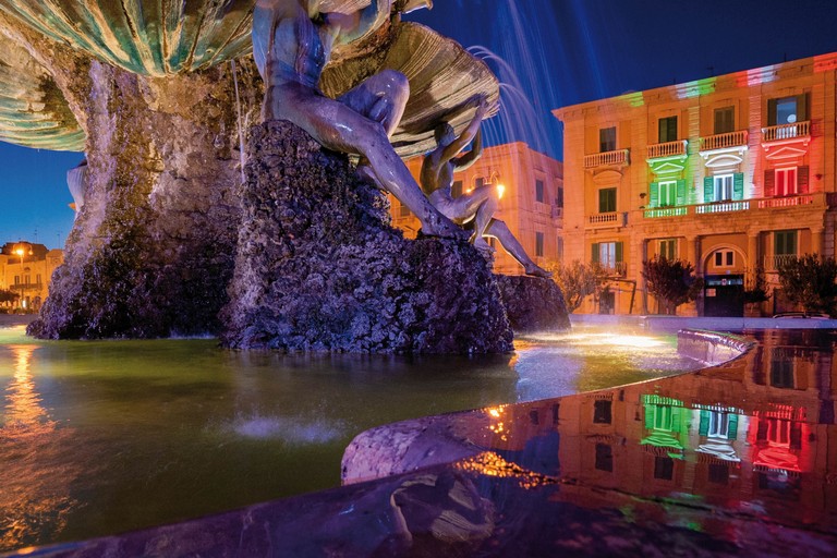 Il mese di giugno - Fontana dei Tritoni. <span>Foto Dino Mottola</span>