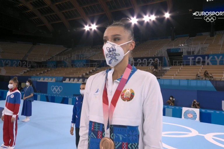 Alina Harnasko sul podio di Tokyo con la medaglia di bronzo