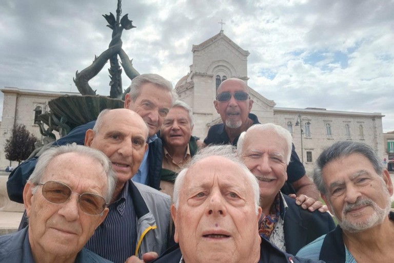 Foto di gruppo davanti alla Fontana dei Tritoni