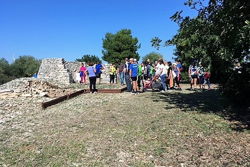 Visitatori al Dolmen. <span>Foto Marzia Morva</span>