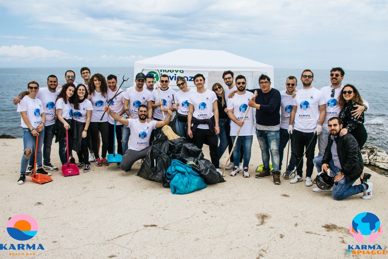 Il lungomare di Ponente ripulito dai volontari: 15 sacchi di rifiuti e tanta plastica