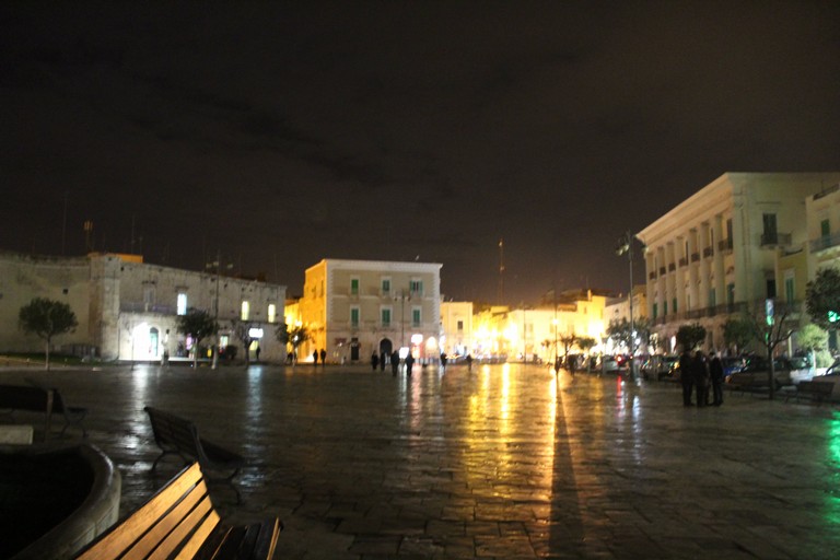 Solo le luci dei negozi in piazza. <span>Foto Gianluca Battista</span>