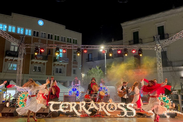 I Terraròss fanno ballare il pubblico di Giovinazzo in una fredda sera di gennaio