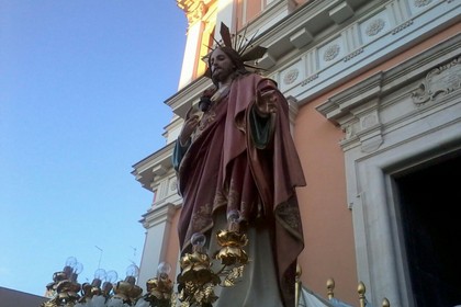 La statua all'uscita dalla chiesa. <span>Foto Giuseppe Dalbis</span>